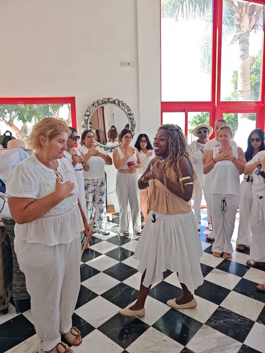 Música y conexión sensorial en taller de movimiento consciente